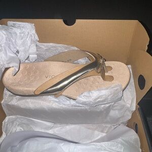 Vionic Women's Metallic Sandals